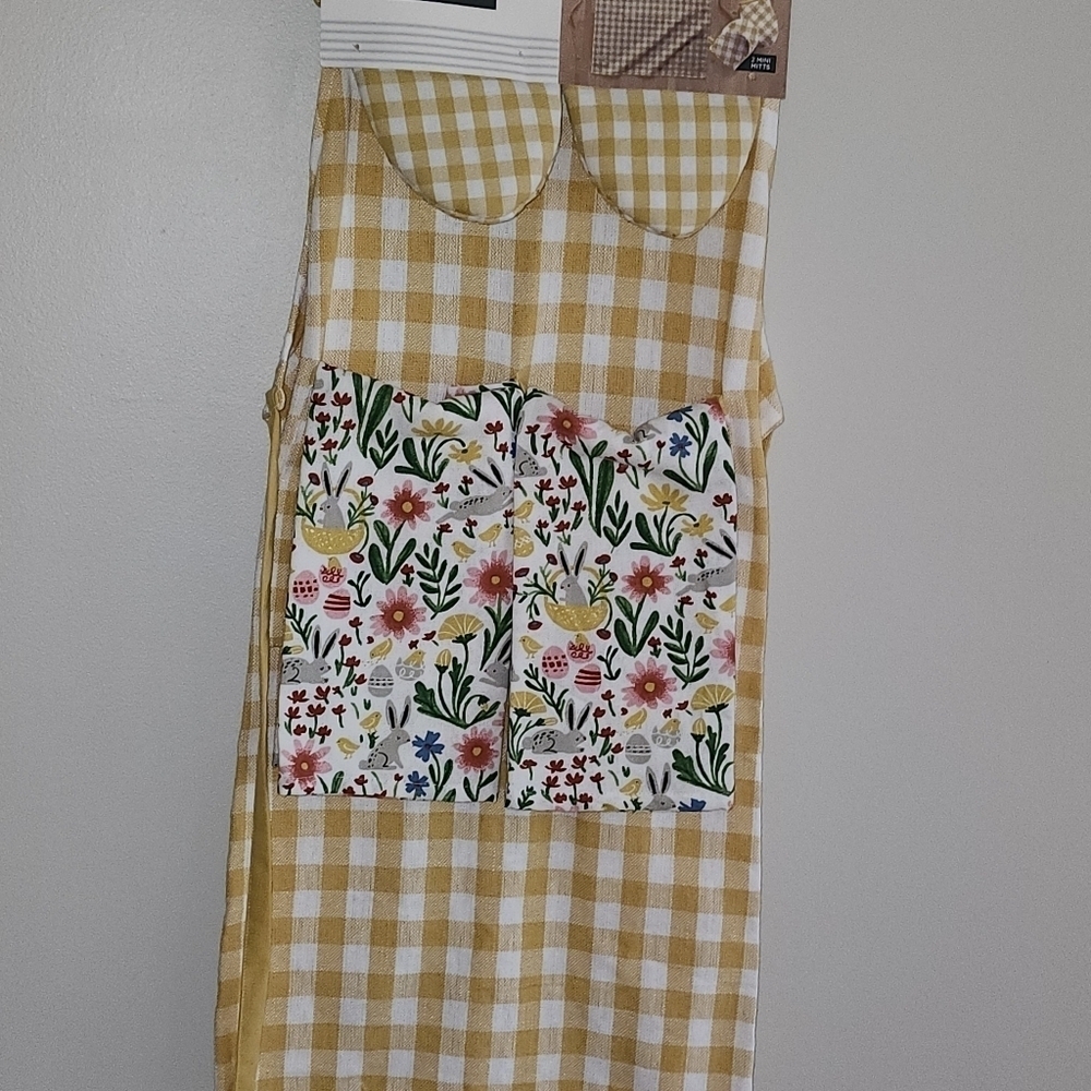 NWT yellow Checkered Kitchen Towel Set with  2 Mitts And Apron. Floral Design